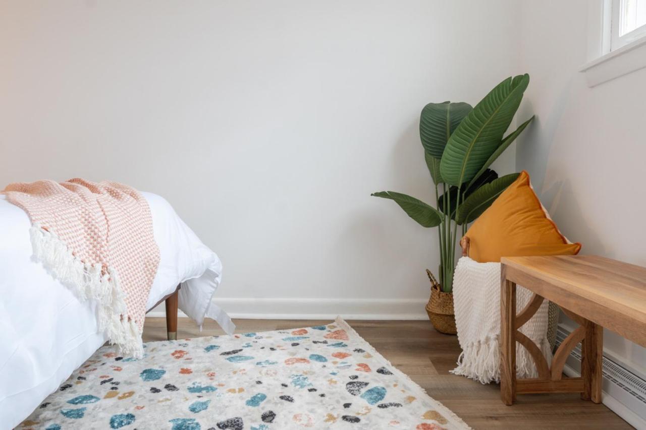 Retro Retreat Renovated 2br, Desk, No Chore List! Kingston
