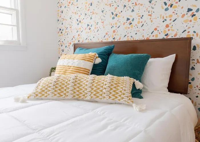 Retro Retreat Renovated 2Br, Desk, No Chore List!