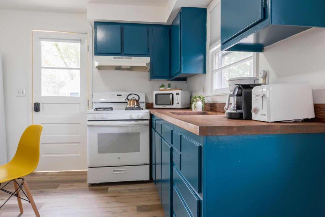 Retro Retreat Renovated 2br, Desk, No Chore List! Kingston