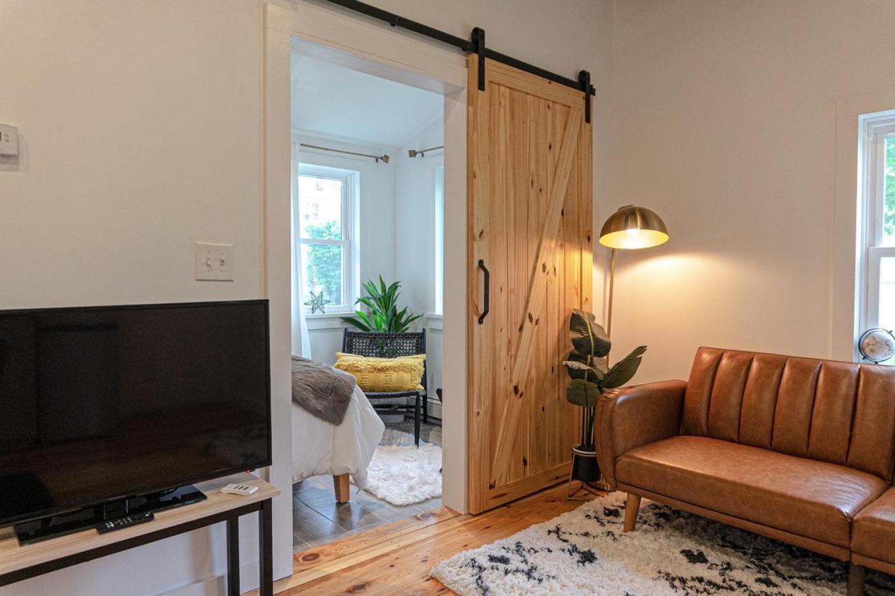 Retro Retreat Renovated 2br, Desk, No Chore List! Holiday home *