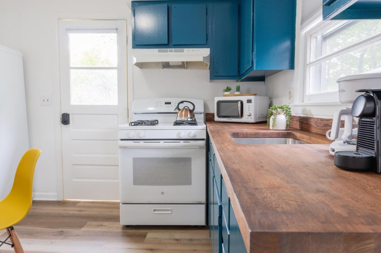 Retro Retreat Renovated 2br, Desk, No Chore List! Holiday home *