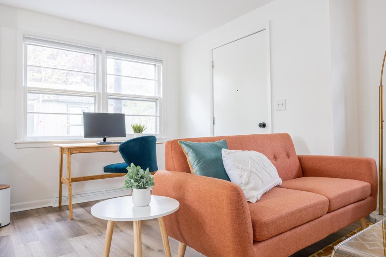 Holiday home Retro Retreat Renovated 2br, Desk, No Chore List! Kingston