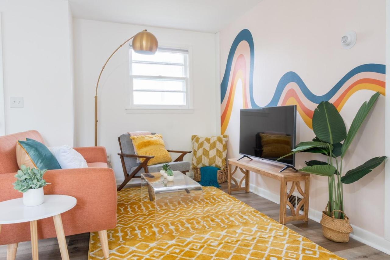 Retro Retreat Renovated 2br, Desk, No Chore List! Kingston