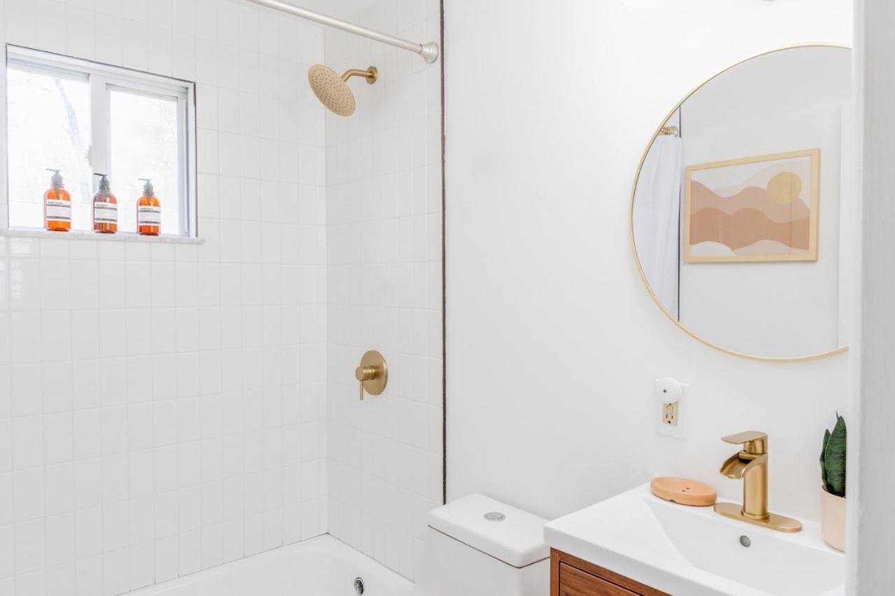Retro Retreat Renovated 2br, Desk, No Chore List! Kingston