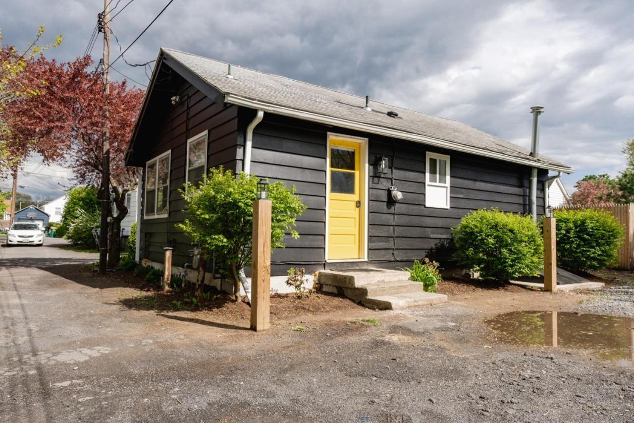 Retro Retreat Renovated 2br, Desk, No Chore List! Holiday home Kingston