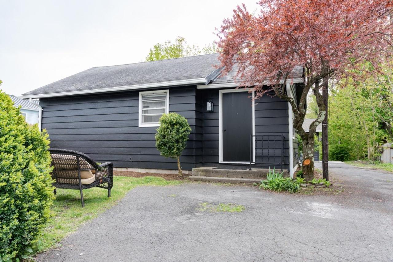 Holiday home Retro Retreat Renovated 2br, Desk, No Chore List! Kingston